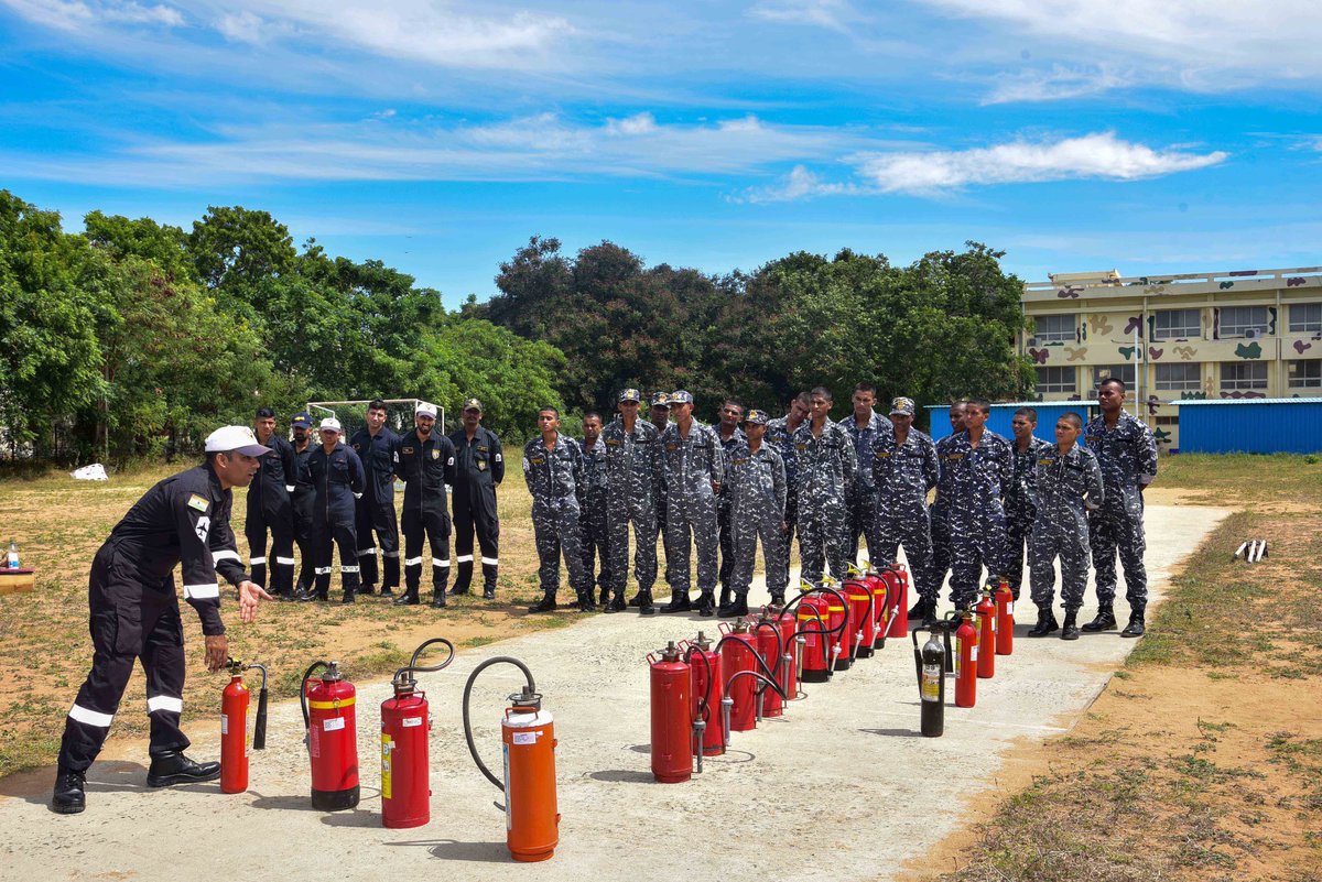 IN_Parundu's tweet photo. “Drill to skill”

#Agniveers undergoing #NBCD Training at #INSParundu covering aspects of Fire Fighting, NBC and Damage Control including hands- on training on operating portable extinguishers.

#AgniveerTraining
#SafetyatSea
@IN_HQENC
@IN_HQTNP https://t.co/CLxdJu7pbZ