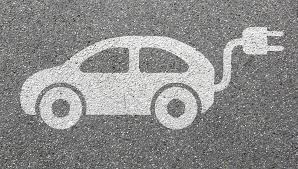 fuchs_wien's tweet photo. Ab 2035 dürfen nur noch e-Autos verkauft werden. Dies ist ein wichtiger Schritt um die Klimakrise zu stopen. Es wäre zwar besser schon ab jetzt aber manche leute denken beschränken und können sich einfach nicht von ihrer verbrennerschleuder trennen. https://t.co/7APKVWbJ2o