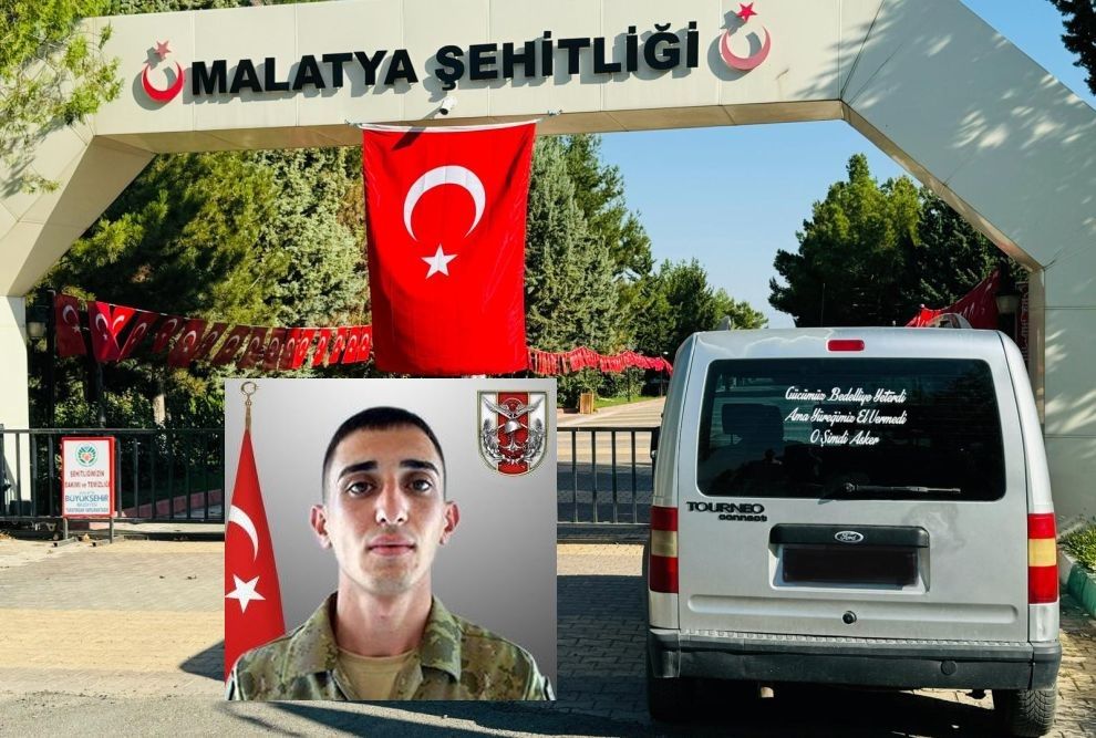 Geçtiğimiz hafta KKTC'de henüz 25 günlük asker iken, askeri aracın kazası sonucu şehit olan Uğurcan Işık'ın babasıyla birlikte kullandığı aracın arkasında yazan yazı:

"Gücümüz bedelliye yeterdi ama yüreğimiz el vermedi. O şimdi asker."

(Malatya Haber)