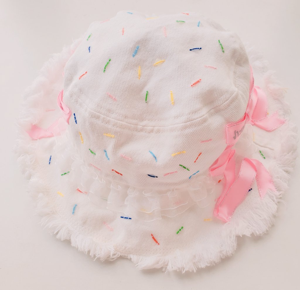 nukuttaa_nyt's tweet image. 夏の終わりに、夏のしあわせを散りばめたカラーチョコスプレーのアイスハットを作りました🌈👒🌈🍨💝🪡