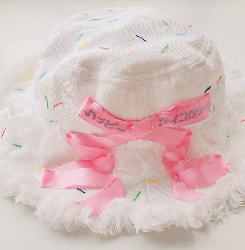 nukuttaa_nyt's tweet image. 夏の終わりに、夏のしあわせを散りばめたカラーチョコスプレーのアイスハットを作りました🌈👒🌈🍨💝🪡