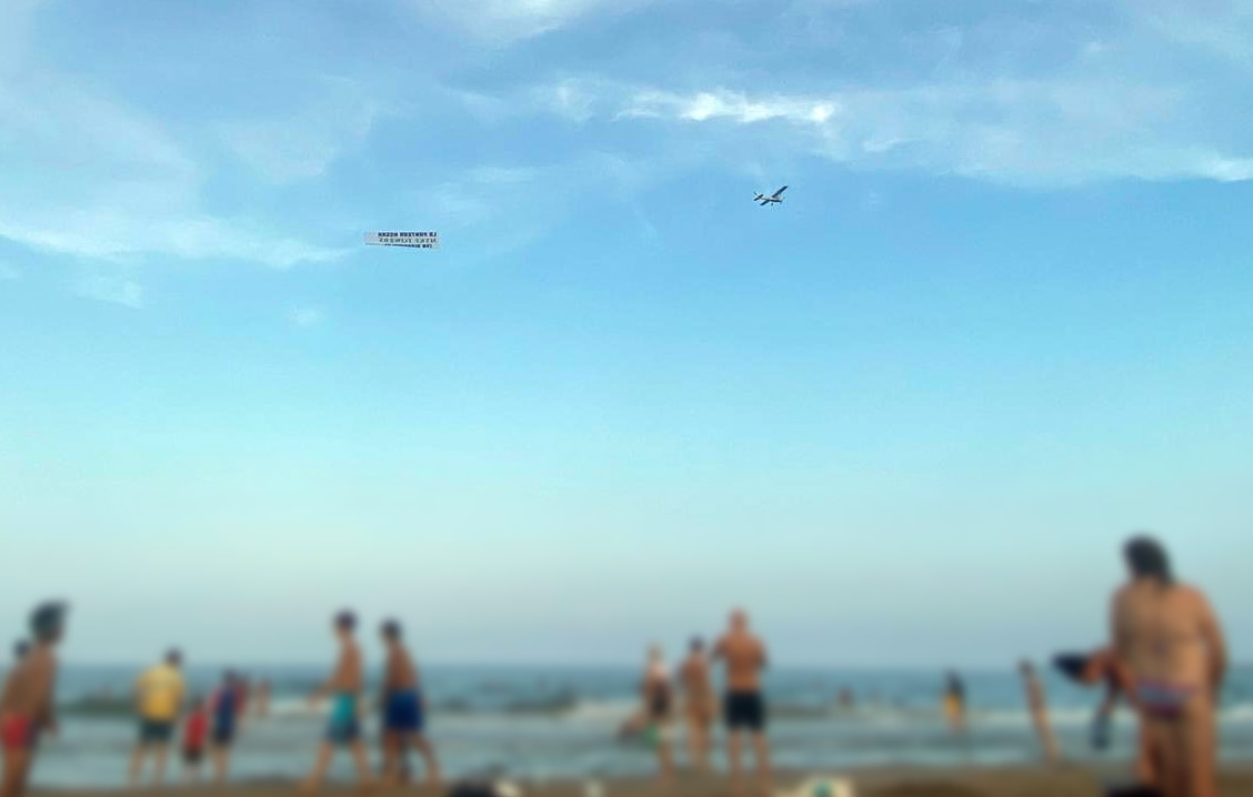 🤩 Qué #nostalgia me ha dado ver #aviones #publicitarios 🪧✈️ por el cielo de la #playa.

Consigue captar la #atención de la gente 👀, con... ¿el lanzamiento del nuevo disco del cantante Myke Towers 😳😳?

🤔 ¿Nuevos artistas, viejas fórmulas publicitarias❓Ahí lo dejo 🤷‍♂️.