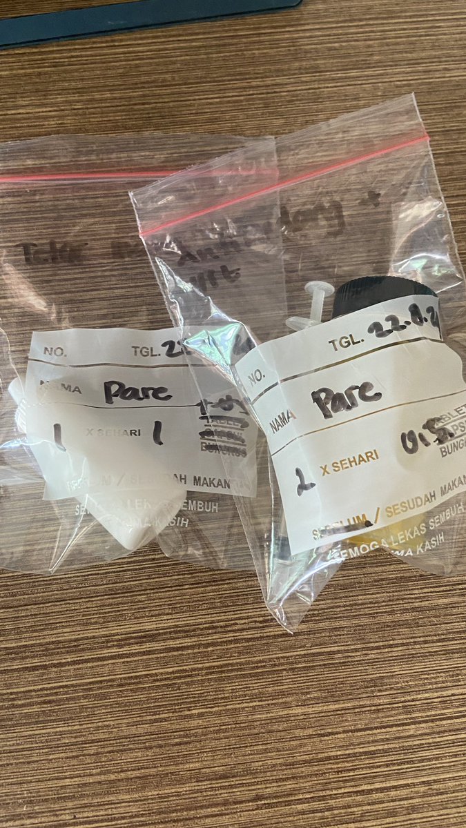 mmrizkyanto's tweet photo. Slide 1: Awal Agustus pare di rescue dari tempat sidin di buang pemilik sebelumnya.
Slide 2: Badannya mulai lemas kada mau makan.
Slide 3: Tubuhnya bergetar tapi tetap clingy bekawanan.
Slide 4: Pare sudah tidur dalam kematian.

Segera ketemu lagi ya anak cantik.
🖤 https://t.co/0y85peH8GI
