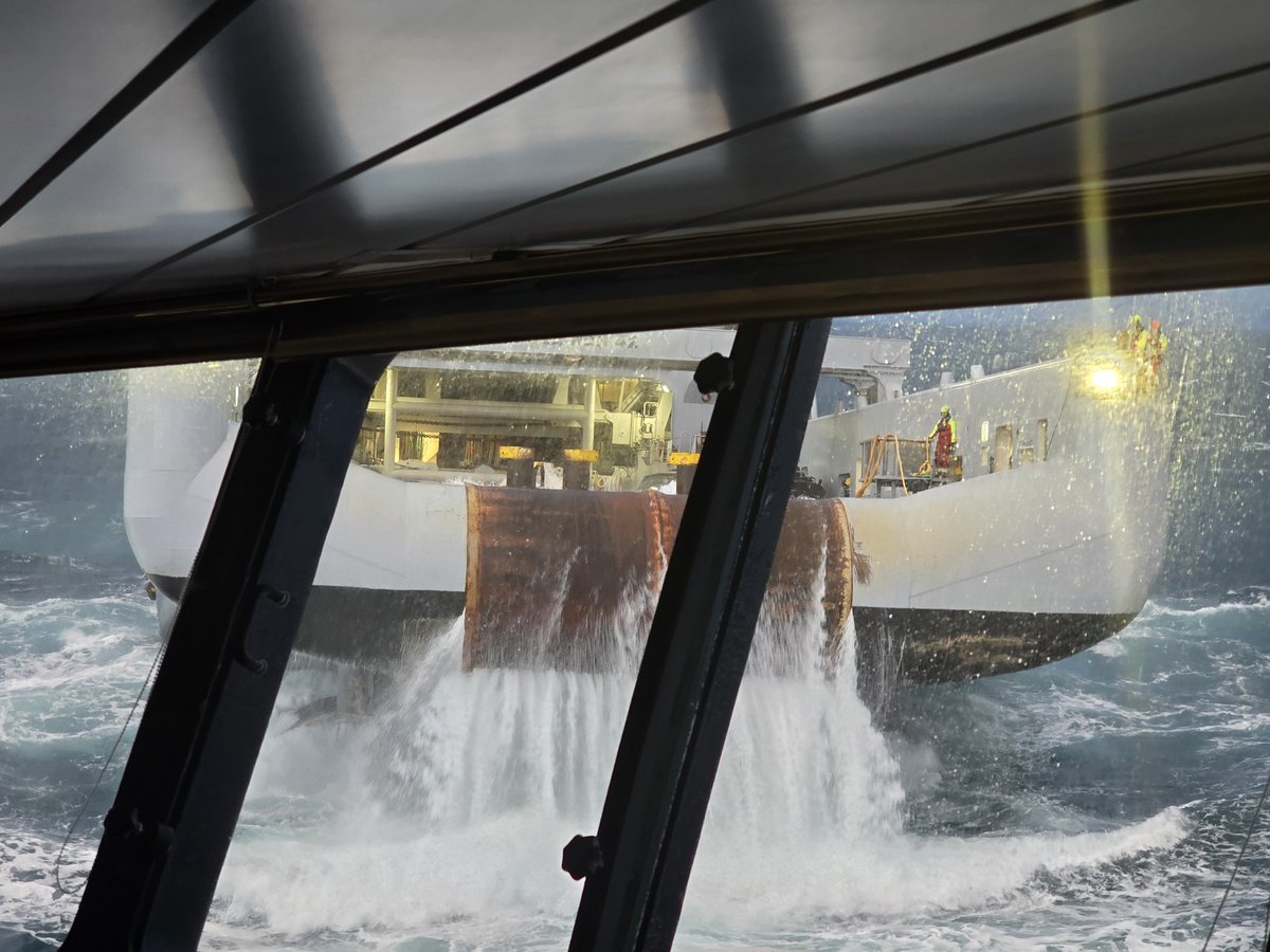 KV Jarl ble søndag kontaktet av HRS med anmodning om å bistå tråleren Havtind som hadde tekniske problemer øst for Bjørnøya. Utfordrende værforhold har gjort at slepeoperasjonen har tatt omlag 2,5 døgn. Slepet overføres til sivil aktør onsdag kveld
Foto: Havtind og Kystvakten