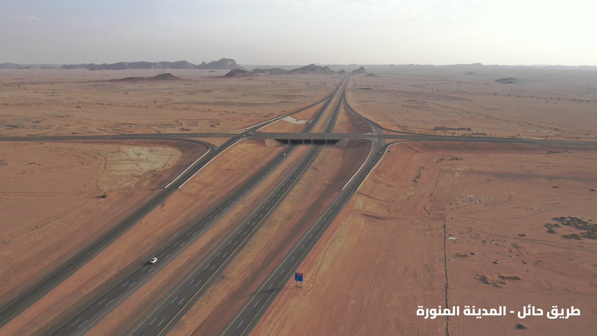 News_Almadinah's tweet photo. بإتقان هندسي..
طريق (#حائل - #المدينة_المنورة) يمتد بطول 414 كم، ليصبح شريانًا رئيسيًا يربط بين المنطقتين، ويشق طريقه عبر صحراء حائل. https://t.co/ZBXEuYqhAv