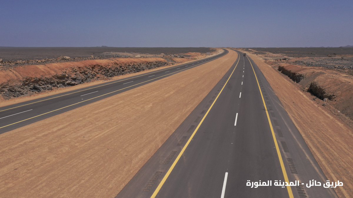 News_Almadinah's tweet photo. بإتقان هندسي..
طريق (#حائل - #المدينة_المنورة) يمتد بطول 414 كم، ليصبح شريانًا رئيسيًا يربط بين المنطقتين، ويشق طريقه عبر صحراء حائل. https://t.co/ZBXEuYqhAv