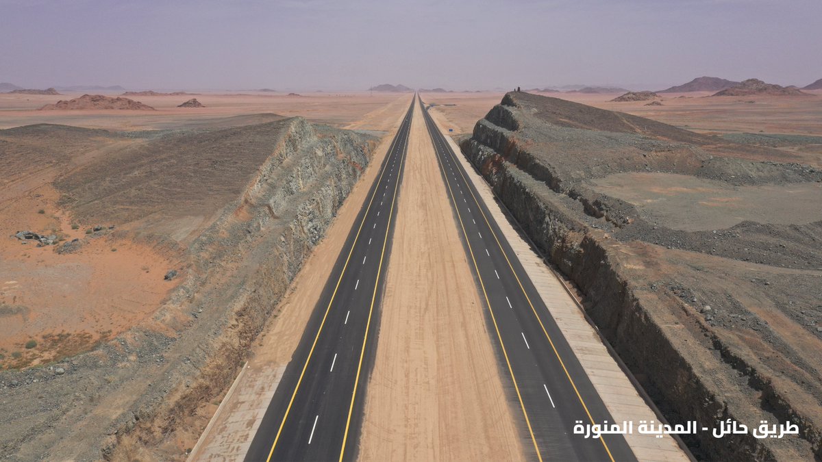 News_Almadinah's tweet photo. بإتقان هندسي..
طريق (#حائل - #المدينة_المنورة) يمتد بطول 414 كم، ليصبح شريانًا رئيسيًا يربط بين المنطقتين، ويشق طريقه عبر صحراء حائل. https://t.co/ZBXEuYqhAv