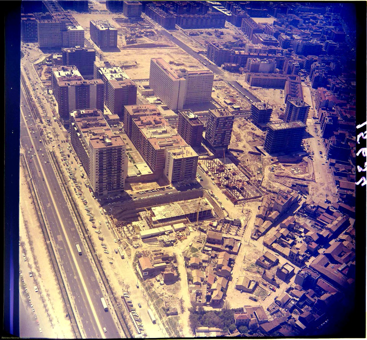 Esto es el barrio de Castillejos visto desde el norte, sin los juzgados, sin el polideportivo Triángulo de Oro pero con un caserío muy reconocible en Tetuán de las Victorias, que debería haberse protegido con brío por el gran patrimonio que atesoraba (1971, Archivo Bagüés, BNE)
