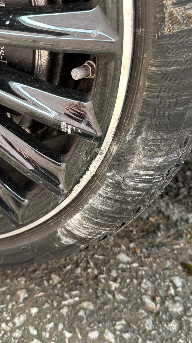 Konu dışı güncelleme.

Yaklaşık 2 ay önce D100 karayolu üzerinde ortalama 90-100 Km süratle seyehat ederken, <a href="/BridgestoneTR/">Bridgestone Türkiye</a> marka lastiğim dağılarak aracımın kontrolünü kaybetmeme sebebiyet veriyordu. Lastik 0 ve 2023 yılına aitti.

Bunun üzerine lastikte yanak bölümünde büyük