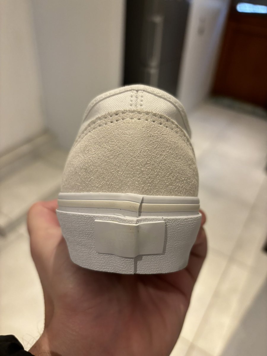 standerdaan's tweet photo. Surely these aren’t original @Vans ordered from @zando_co_za ??? No branding outside or inside as they always have??? https://t.co/sHfmsr2fs9