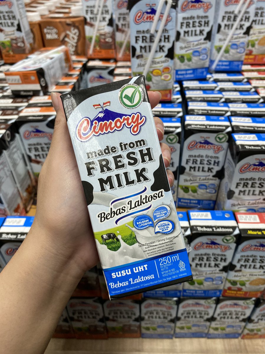 zahwaisl's tweet photo. Di kelas waktu itu pernah bahas, kalo orang Indonesia mostly lactose intolerant. Nah aku sih sebenernya bisa aja konsumsi susu, tapi makin dewasa kok perut makin melilit entah kenapa 🫠

Nemu Cimory Fresh Milk versi Bebas Laktosa di cooler. Well, mari kita cobaaa! 😊✨ https://t.co/6bROzkw881