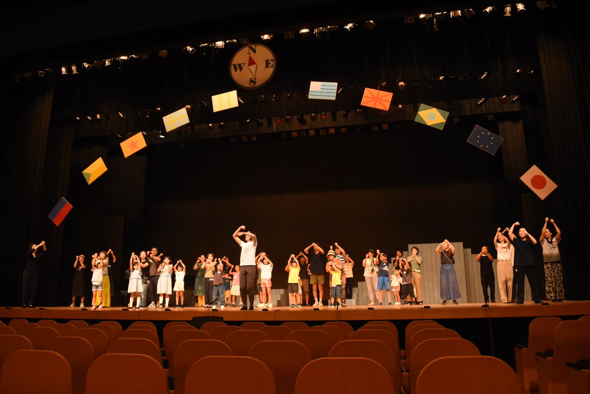ai_hall's tweet photo. 8/25(日)音楽劇『どくりつ こどもの国』終演後、演劇ワークショップとステージツアーを行いました！

終演したばかりの舞台上で、劇中のシーンを出演者たちと一緒に演じました。ポーズを決めたり、歌ったり、踊ったり…ステキな時間となりました👏
ご参加いただきました皆様、ありがとうございました！ https://t.co/oZGUTYvZ6M
