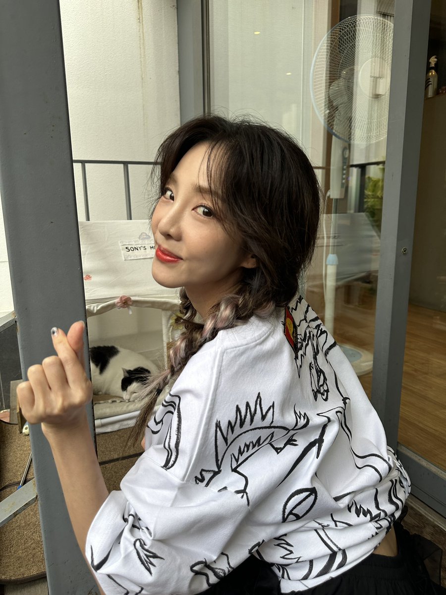 krungy21's tweet photo. Back to reality! Back to practice room 😵 hahaha https://t.co/6sOYUJgzDo