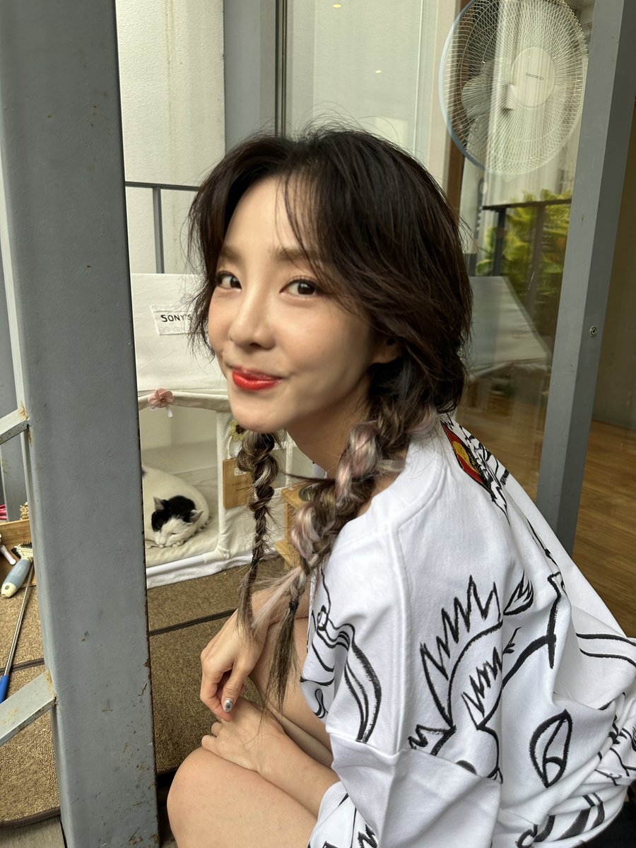 krungy21's tweet photo. Back to reality! Back to practice room 😵 hahaha https://t.co/6sOYUJgzDo