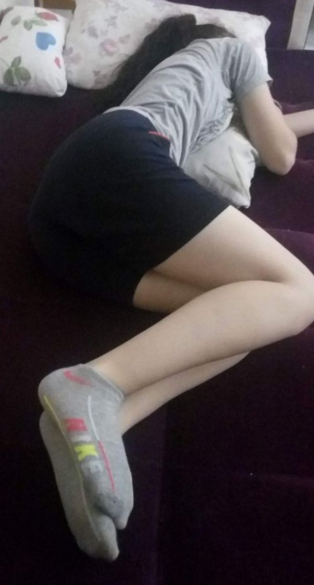 Kimin evinde ablası kız kardeşi böyle uyuyor 
Ensest ler dm gelsin