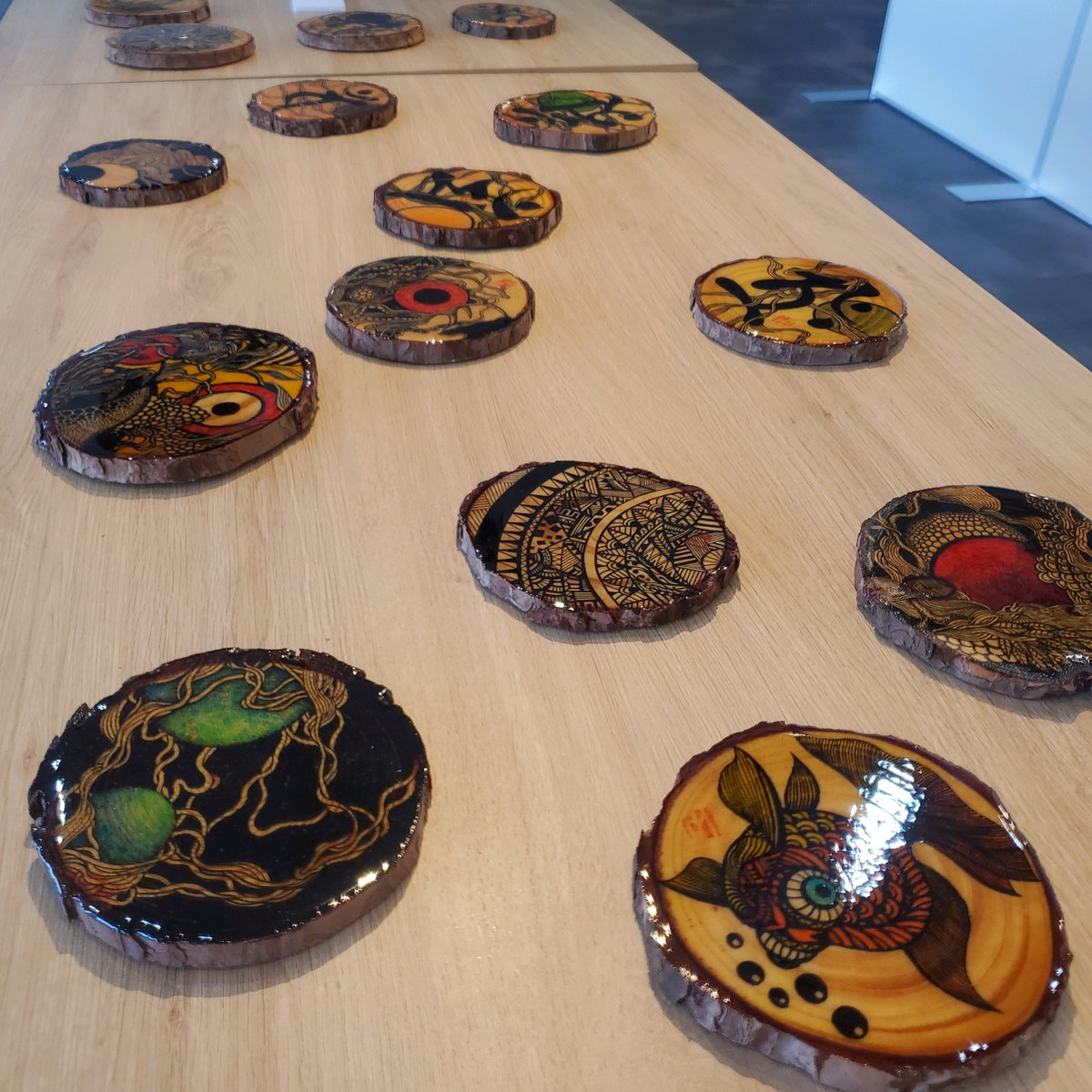 J_BASE20240401's tweet photo. 本日も10:00～17:00まで、小林優太さんの個展「こころのせかい」を開催しております☺

画像にある木製の作品は直接触れてご覧いただけます！

ポストカードやシールのご購入も可能です♪

ポストカードは、ドイツのワインラベルに選ばれております👍

皆さまのお越しを心よりお待ちしております🌻 https://t.co/9cX4YCdml5