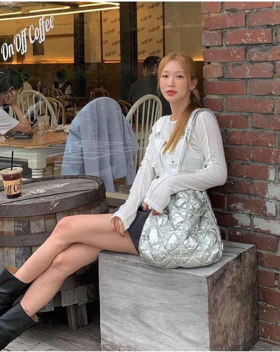 Ningjareview's tweet photo. #พร้อมส่ง ☁️Twee soft ใส่ของได้เยอะเลย ทรงสวย สีสวยทุกใบ 

🛒 3990 บาท 

#carlynพร้อมส่ง #carlyn #carlynbag 
#กระเป๋าcarlyn #carlynpoing #carlynhologram #poinghologram #tweesoft https://t.co/EuGTqNDVYq