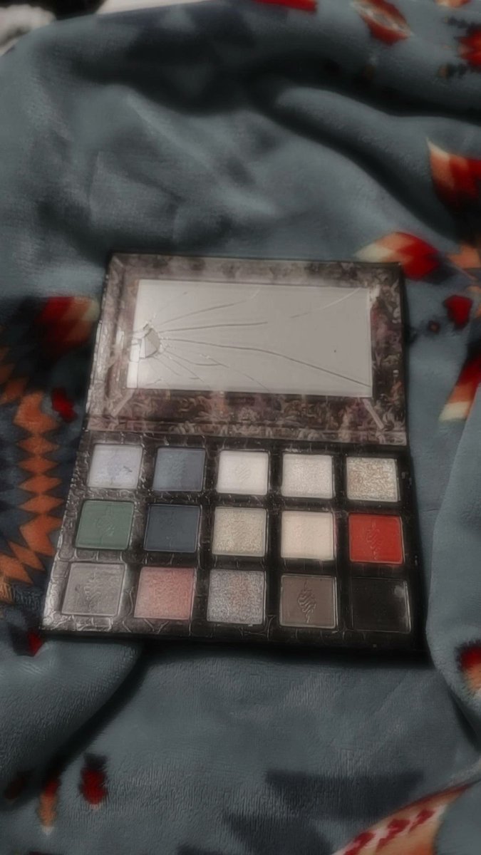 _daisy_dai_'s tweet photo. My mirror started to come out I'm small/big pieces.. Perks of letting a friend accidentally step on it while grabbing something in my room while I was doing my makeup 😭 https://t.co/nbY589x2HC