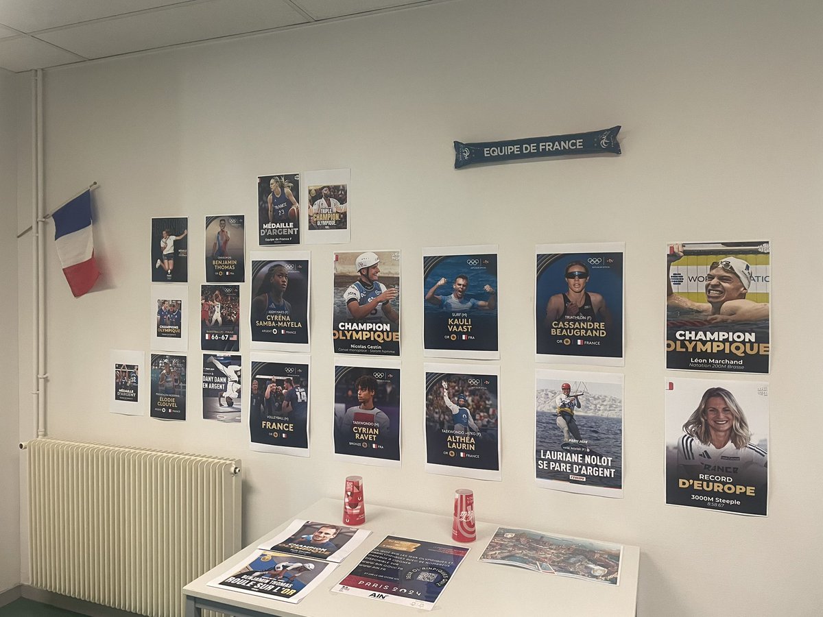 MonneretFlo's tweet photo. #JO #médailles #champions 
Le plaisir de prolonger un peu la ferveur en voyant les murs de mon lieu de travail 🤩 https://t.co/4mqYzAF1fR