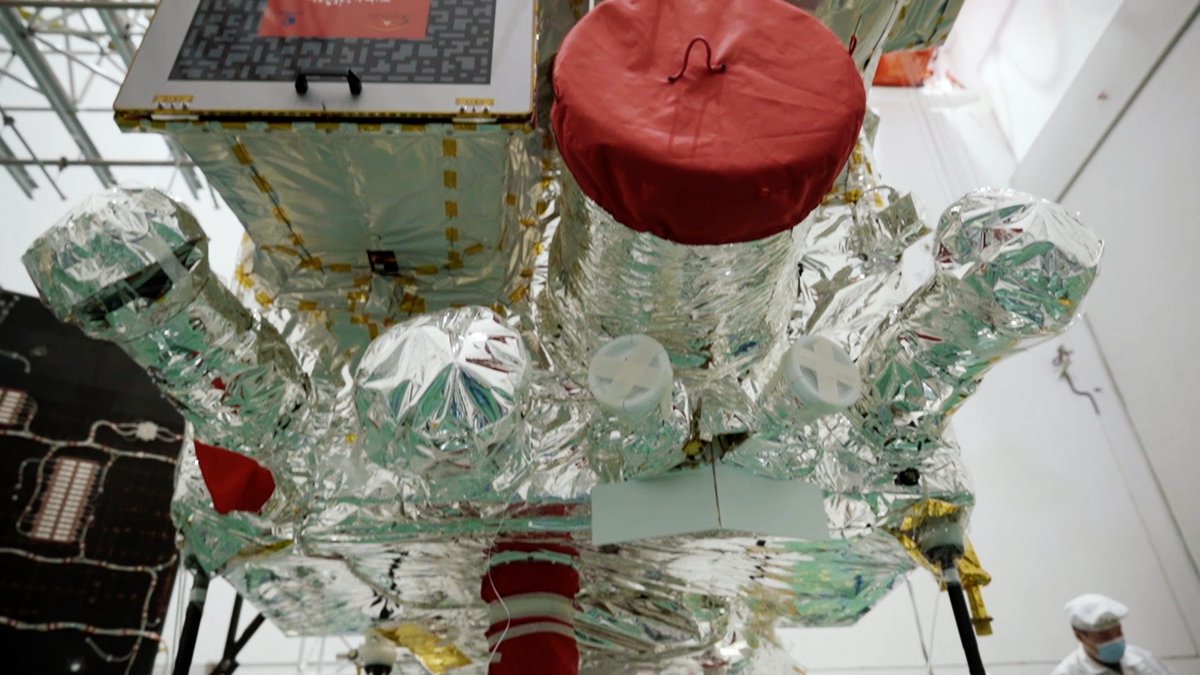wulei2020's tweet photo. After 18 years, as @SVOM_mission was about to embark on its journey into space, the staff were preparing themselves for a bittersweet farewell.
#FlyingaKitetotheStars documents a story of jointly developing the #SVOM satellite by Chinese &French scientists and engineers. https://t.co/I9IbbG1TdS