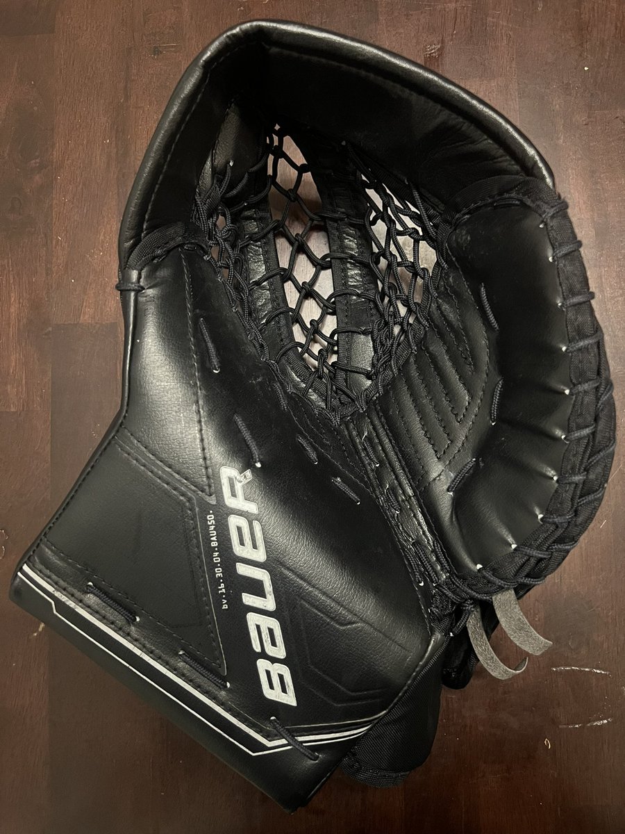 snowmangoalies's tweet image. Knuck if you buck 🦌 #snowmangoaltending #goalieglovesgalore #restring #safetyorange #pocket #matchymatchy