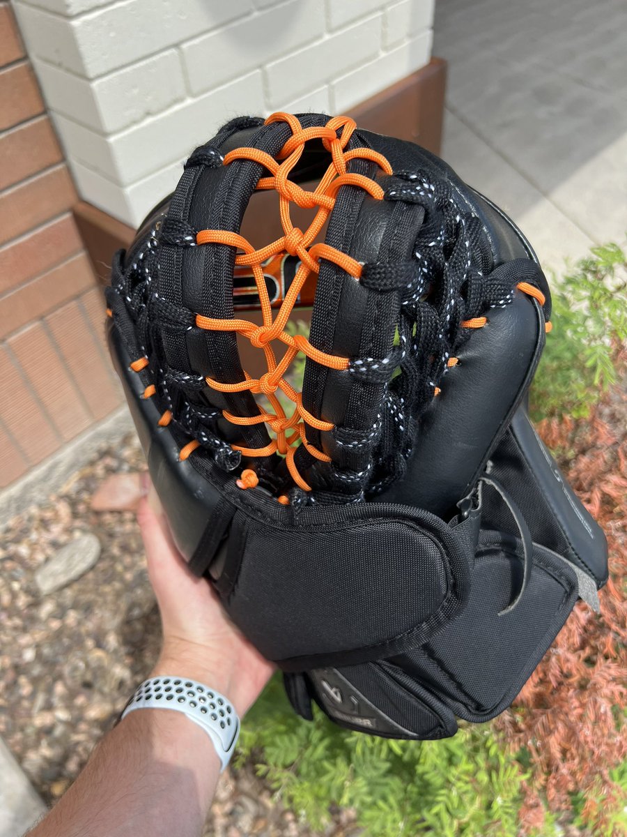 snowmangoalies's tweet image. Knuck if you buck 🦌 #snowmangoaltending #goalieglovesgalore #restring #safetyorange #pocket #matchymatchy