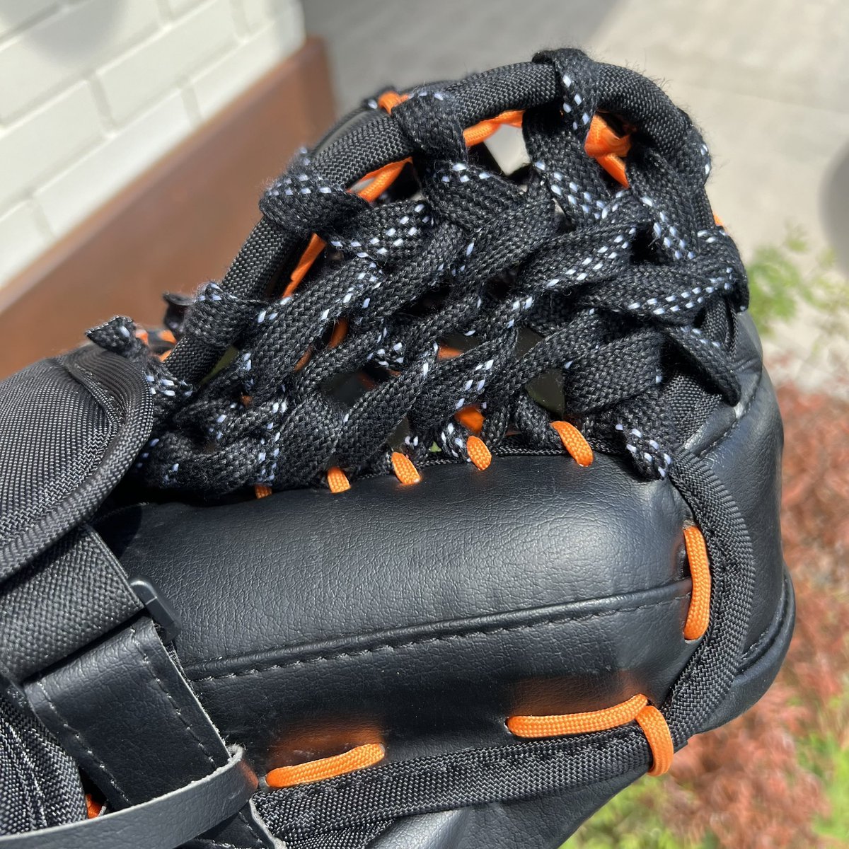 snowmangoalies's tweet image. Knuck if you buck 🦌 #snowmangoaltending #goalieglovesgalore #restring #safetyorange #pocket #matchymatchy