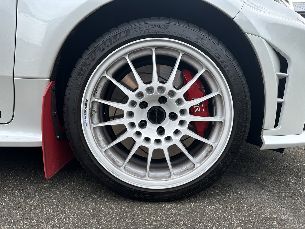 kuroji70's tweet photo. とりま、ホイール替えてから100kmほど走ったので増し締め。
規定トルクは103N・mだが、RC-NUTは88〜98N・mなのでトルクレンチでしっかり確認。
…で、100kmでこの汚れ様であるw
#GRヤリス #MFF #マッドフラップ #ENKEI #RCT5 https://t.co/oxLZoYwm20