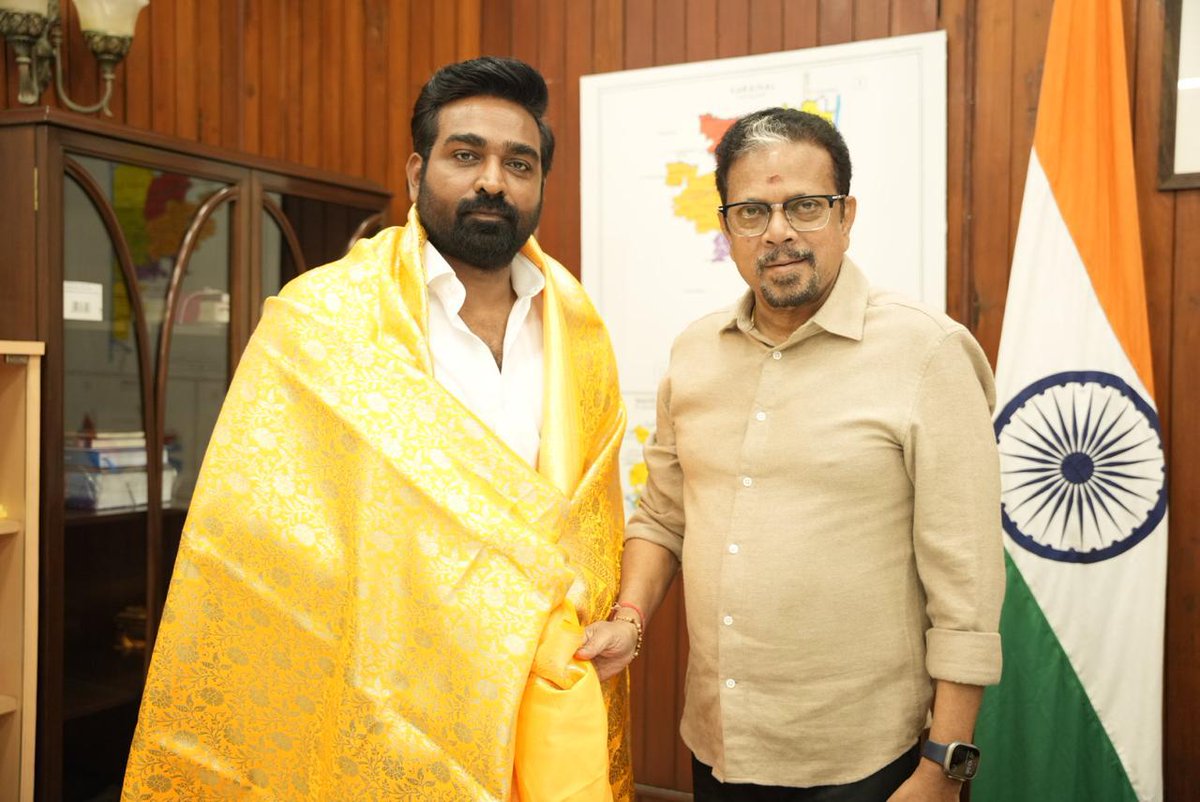 cp_navinraj's tweet photo. படப்பிடிப்பிற்காக புதுச்சேரி வந்த நடிகர் விஜய் சேதுபதி, துணை நிலை ஆளுநர் கைலாஷ் நாதனை மரியாதை நிமித்தமாக சந்தித்தார்.

#makkalselvan | #Puducherry | #VijaySethupathi #Viduthalai https://t.co/UZ0dNuY5Wp