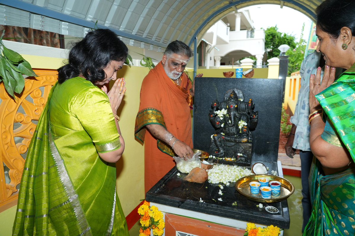 galla_madhavi's tweet photo. 43వ డివిజన్ విద్యానగర్ 3/2 లో జరిగిన దేవస్థాన ప్రతిష్ట కార్యక్రమంలో పాల్గొన్న గుంటూరు పశ్చిమ నియోజకవర్గం ఎమ్మెల్యే శ్రీమతి గళ్ళా మాధవి గారు..
#gallamadhavi #newtemple #temple #gallamadhavimla #galla #gunturwestmla #guntur #gunturwest https://t.co/ft6yyQyRT6