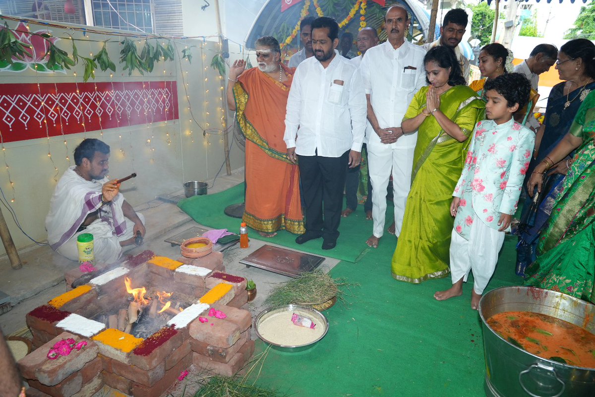 galla_madhavi's tweet photo. 43వ డివిజన్ విద్యానగర్ 3/2 లో జరిగిన దేవస్థాన ప్రతిష్ట కార్యక్రమంలో పాల్గొన్న గుంటూరు పశ్చిమ నియోజకవర్గం ఎమ్మెల్యే శ్రీమతి గళ్ళా మాధవి గారు..
#gallamadhavi #newtemple #temple #gallamadhavimla #galla #gunturwestmla #guntur #gunturwest https://t.co/ft6yyQyRT6