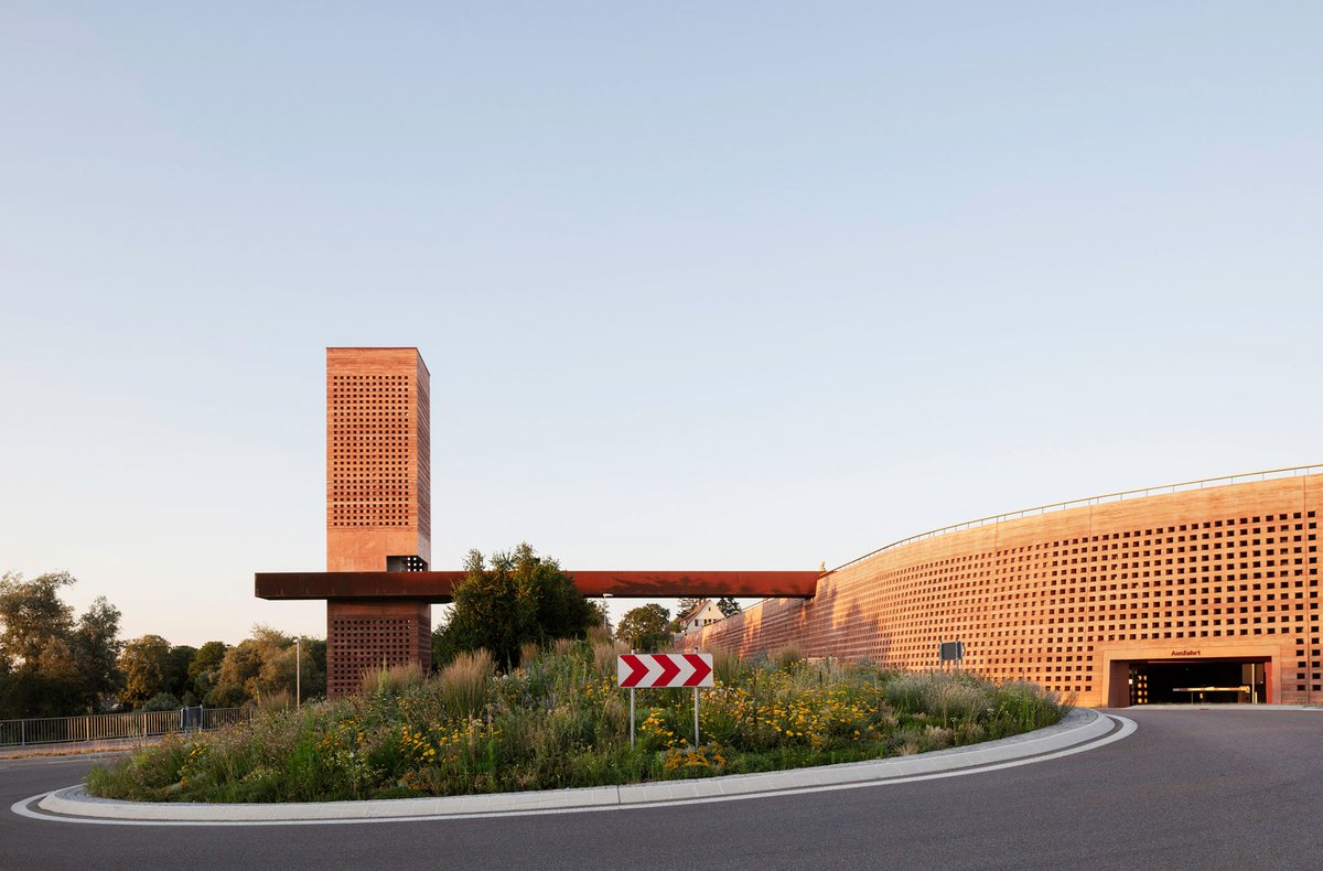 METALOCUS's tweet photo. El estudio berlinés MONO Architekten  ha proyectado un nuevo edificio de aparcamientos que une el parque  público Stadtpark am Wuhrloch con el centro de la ciudad, convirtiéndose  en un  nuevo punto de acceso a Neuenburg am Rhein, Alemania, ciudad  fronteriza con Francia y Suiza.
https://t.co/l0unOsxdYe
A unique archetype. Area at Kronenrain by MONO Architekten
https://t.co/ARJRRvThFA
@schmidtwisser