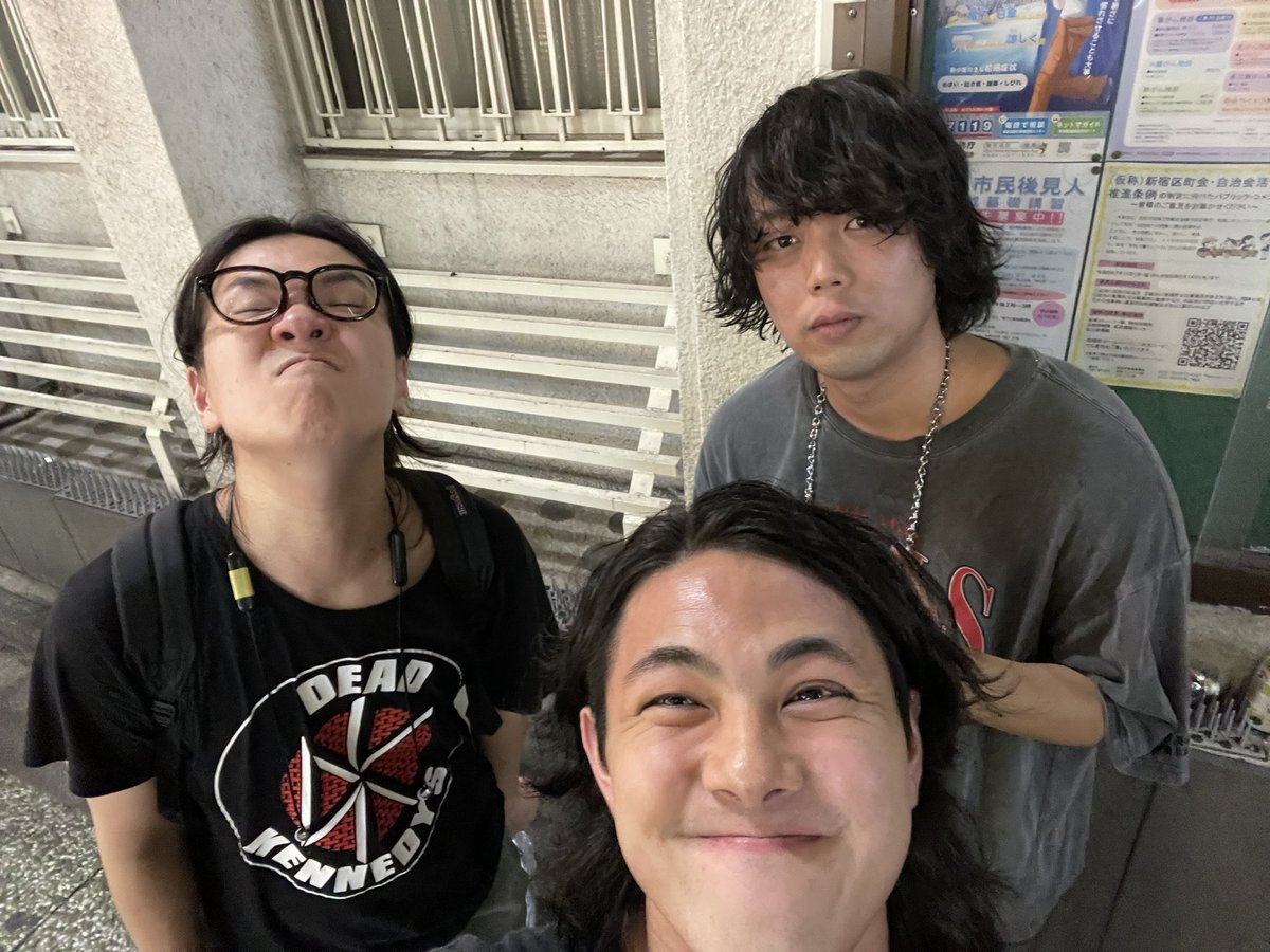 nerd_face_otaku's tweet photo. あまりにもヌルッと告知されてて自分でも実感があんまりないんですが、チロ（@chirotoeisei ）のみんなに突然頼まれて1週間で曲をゼロから作ってRECし、この後4、5本ライブが決まってるみたいです 急すぎる 俺じゃなきゃ爆死してると思いますよ？
とりあえず来月大阪で１発目のライブあるみたいです https://t.co/ZVipnh2s9c