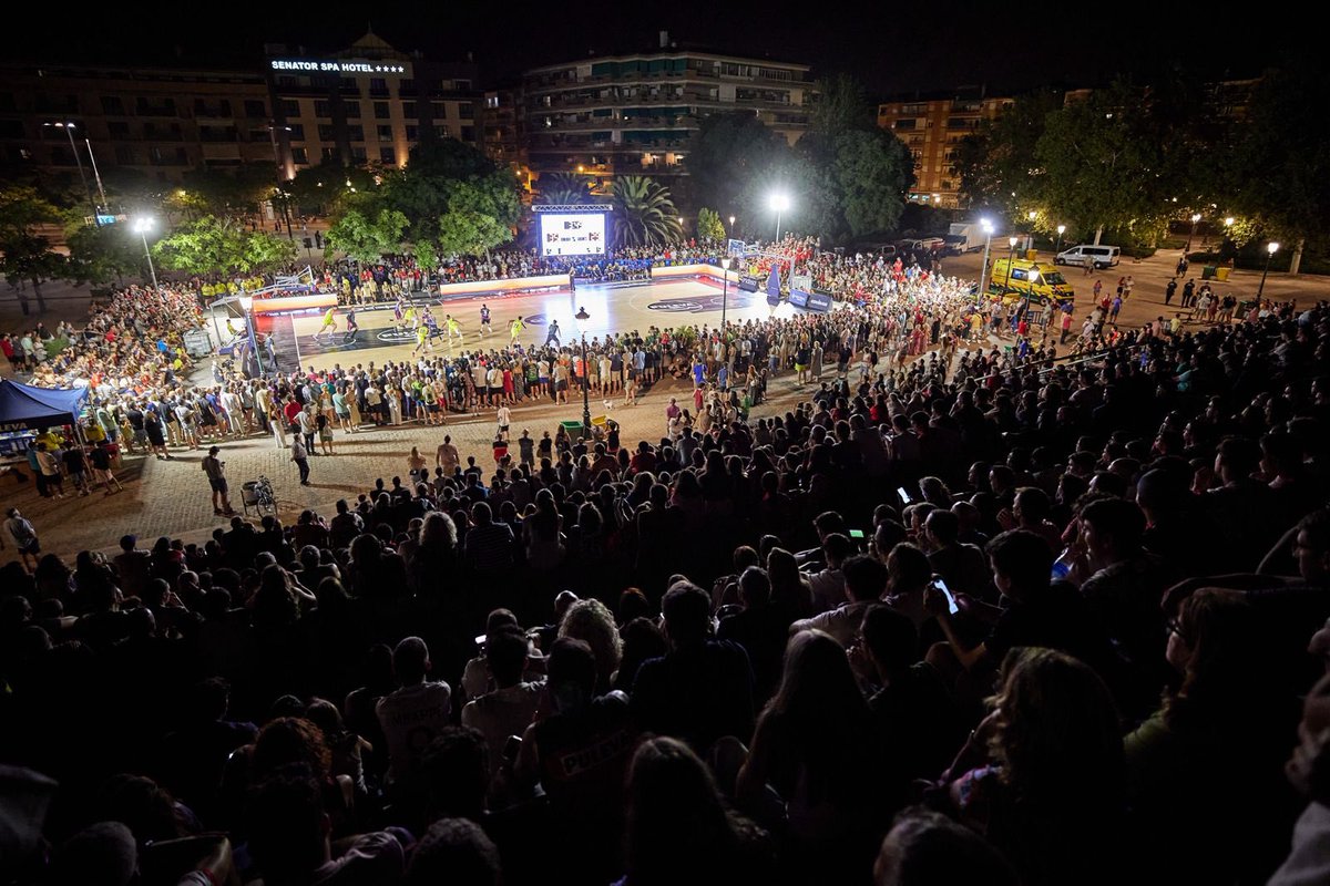 davidsardinero's tweet photo. Siempre a favor de las nuevas iniciativas. De probar cosas diferentes y de intentarlo. Y de difundir y compartirlas cuando salen.

Ayer @CoviranGranada sacó un partido de basket a la calle, en agosto, y 6.000 personas respondieron, dejando imágenes preciosas.

📸 @CoviranGranada https://t.co/IClNSavmhn