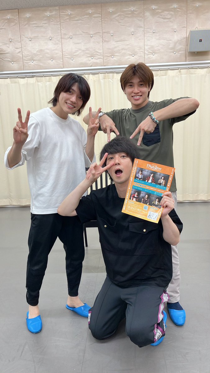 asa10_y's tweet photo. 『天守物語』を無事に終え、朝起きてすぐに登らなきゃ!と駆られましたが一度冷静になり5yaの稽古へ。
全く違う世界。脳を切り替えなきゃ。
泉ワールドから堤ワールドへ!
この三人で楽しんでいくよー!!!
#5ya https://t.co/0RehGij1eK
