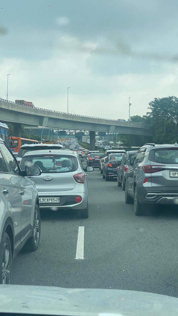 Gunj_d_echo's tweet photo. @nitin_gadkari sir how are you planning on resolving this issue at Airport road Gurgaon? ETA for 10km is 50 minutes at this hour ?(12:15pm) . Frustrating for humans ,Bad for environment! #gurgaontraffic #bharatitis https://t.co/ksHyF890lX