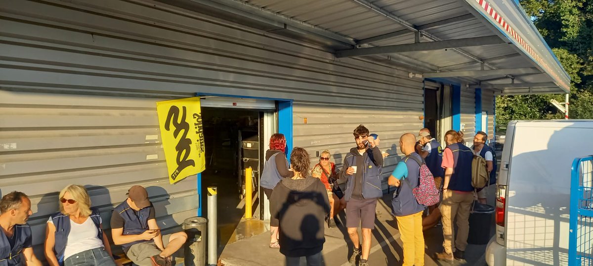 #LaPoste Débrayage spontané à L'ACP Nantes Sud des #Sorinières  . 2 collègues précaires en fin de contrat alors que leur présence est nécessaire au bon fonctionnement de l'agence colis. 
Ça ne passe pas. Pas de collègues, pas de colis....
#grèveACP La Poste s'enlise 💣💥
#Nantes