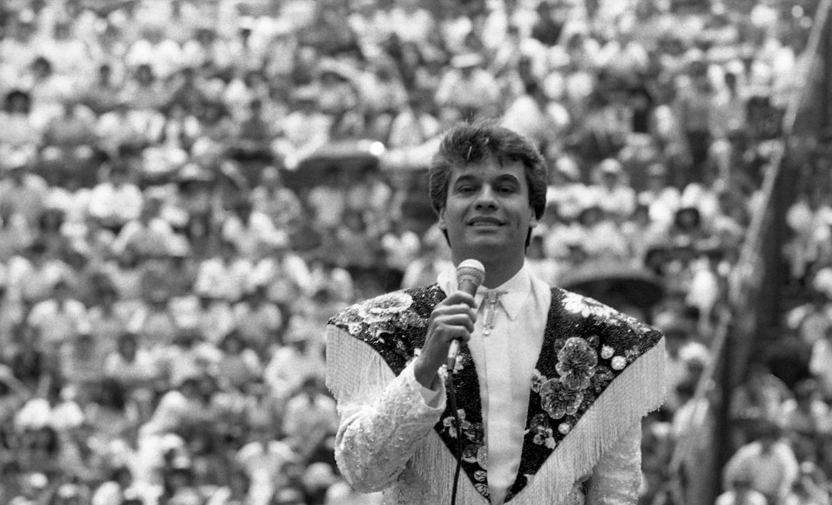 cultura_mx's tweet photo. «Como quisiera
que tú vivieras
que tus ojitos jamás se hubieran
cerrado nunca y estar mirándolos

Amor eterno e inolvidable,
pero tarde o temprano
yo voy a estar contigo
para seguir amándonos»

Conmemoramos 8 años del fallecimiento de Juan Gabriel.

📸Eloy Valtierra/Cuartoscuro https://t.co/ae3EQRY8MO