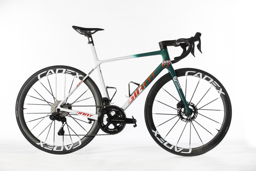 Giant_ESP's tweet photo. TCR Tuesday especial🥵👀😍

TCR de nuestro @eqkernpharma con un diseño único
para @lavuelta ¿Qué os parece?

Suerte y fuerza para la etapa de hoy subiendo a Lagos
de Covadonga💪📈

@@kern_pharma @tcrtuesday
#tcrtuesday #thetotalracebike #madefaster
#lagosdecovadonga https://t.co/jByPccpk4M