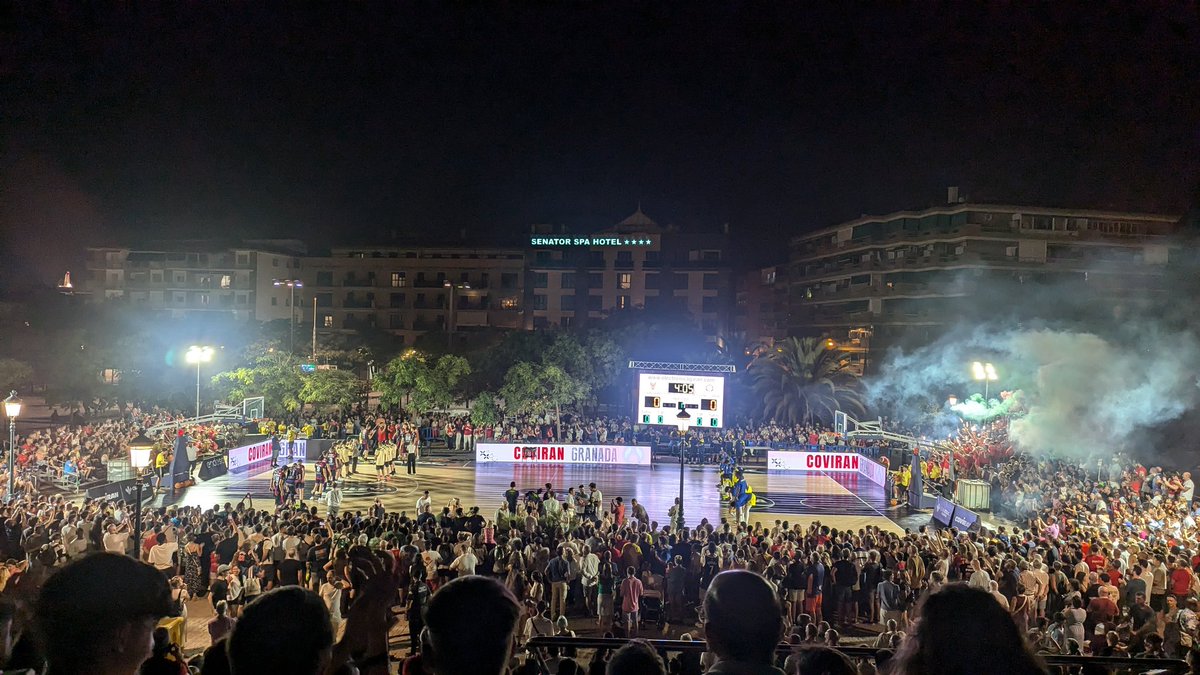 JoseMMartos's tweet photo. Espectacular el ambientazo del partido en la calle que jugó ayer @CoviranGranada con el Petro de Luanda. ¡No hay mejor forma de empezar la pretemporada! 👏🏽👏🏽 https://t.co/V8uf52HDXJ
