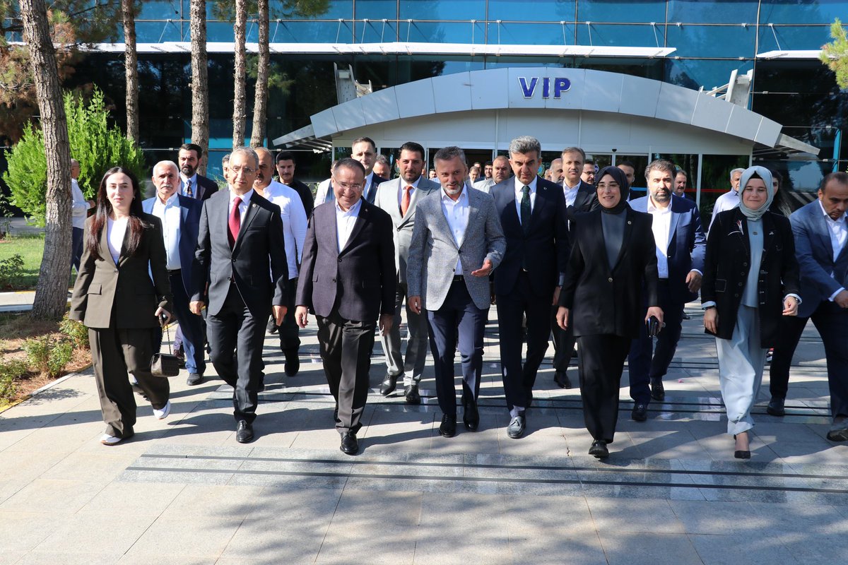CYAZMAC's tweet photo. AK Parti Genel Başkan Yardımcımız, Teşkilat Başkanımız Sayın Erkan Kandemir’i havaalanında karşıladık. 

Şanlıurfamıza hoş geldiniz Başkanım @erkankandemir . 

Değerlendirme toplantımızın hayırlara vesile olmasını dilerim. https://t.co/kq1lXqCF4b