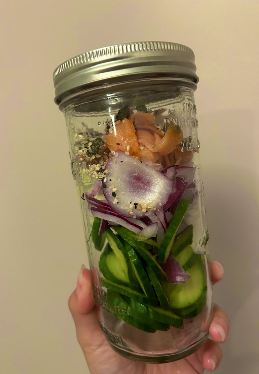 belldelagua's tweet photo. ไปดูช่อง Logan เคเนเดียนที่เป็นที่มาของ #ViralCucumberSalad มีสูตรทำสลัดแตงกวาเยอะมากกก อาหารอย่างอื่นประปราย วันนี้ลองทำสูตรนี้ ที่มีแต่คนบอกว่าเหมือน Philadelphia roll ในรูปแบบสลัด แล้วอร่อยแสงออกปาก 🥹

อิโหลแก้วนี่ก็ต้องเดินไปซื้อมาใหม่ เอาไว้เชคๆๆๆ ตามคลิป ใส่ชามก็ได้ ฮ่วย https://t.co/8Ih9FtG6Rx