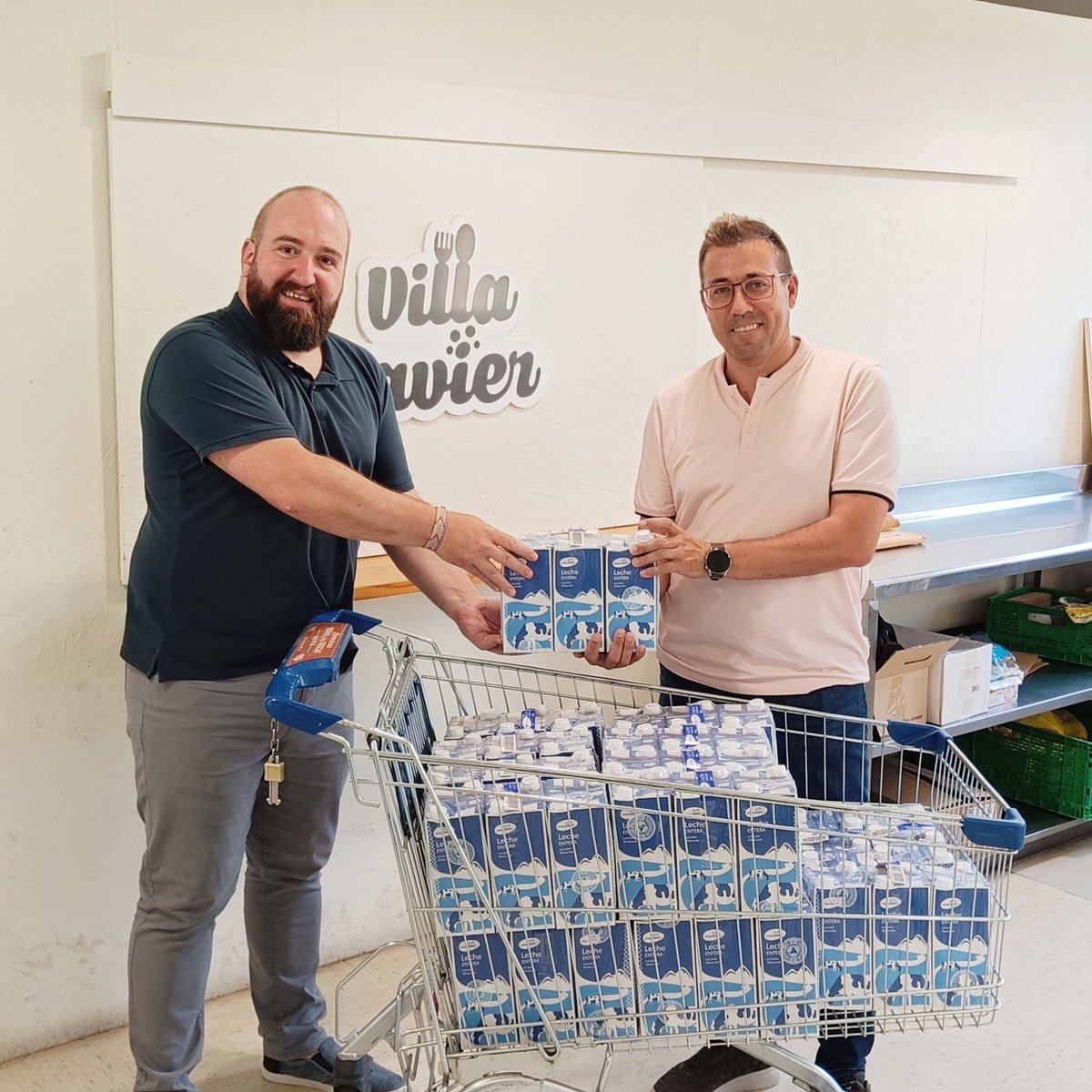 DONACIÓN DE LECHE DE EL NAVARRICO 🥛

Hemos recibido 120 litros de leche de parte de <a href="/elnavarrico/">CONSERVAS EL NAVARRICO</a>, de la mano de su director comercial <a href="/patxipasa/">Patxi Pastor Salcedo</a>

La leche es muy demandada por lo que es muy bien recibida.

¡Muchas gracias por su solidaridad a toda la familia de EL NAVARRICO! 🥰