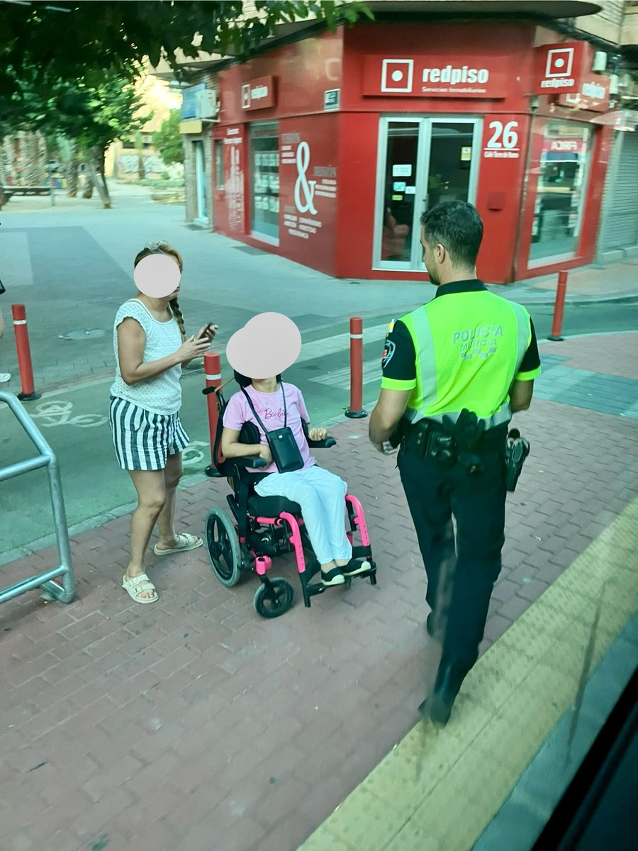 JoaquinClares's tweet photo. Llego a la parada del bus 50 en T. Romo una señora con su hija con movilidad reducida no puede subir al bus porque la rampa no funciona, es el segundo bus que no la puede llevar, me pide ayuda para subir a su hija, el conductor se niega a abrir la puerta … https://t.co/Glj1M7056h