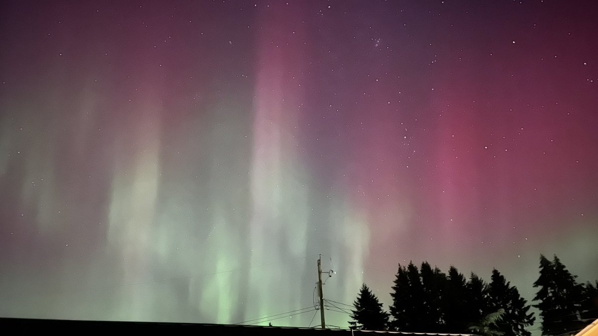 When the first few seconds of your day start with a #ChampagneSupernova (sort of, thanks <a href="/oasis/">Oasis</a>) it winds down with a lovely sunset, and ends with some beautiful Northern Lights, “…you know you can’t complain.” #LoveNature