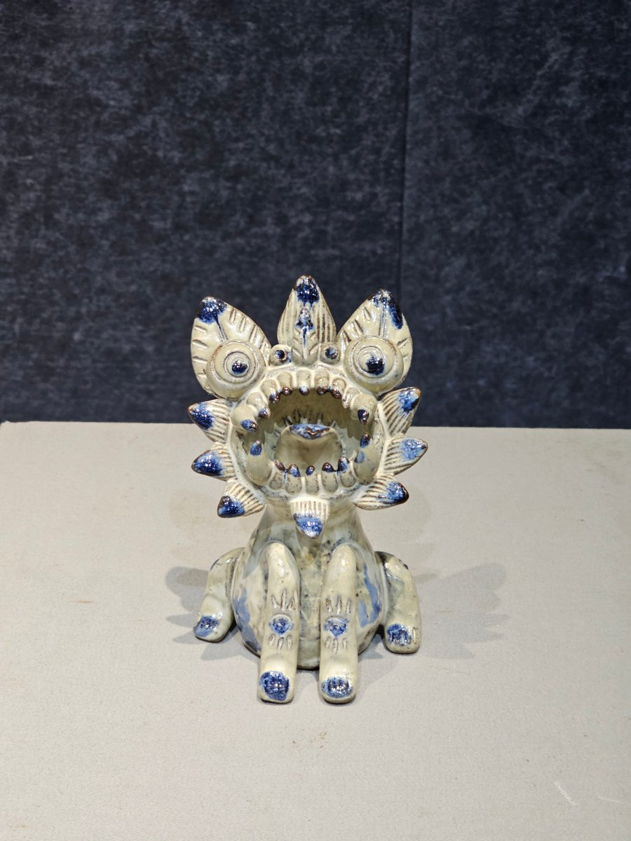 StraitHerald's tweet image. Do you know the name of this adorable decoration?
#Tilecat originally refers to a tile ornament placed at the center of a roof ridge, named after its resemblance to a domestic cat. This ornament is widely found in places such as Kunming, Yuxi, and Qujing in #Yunnan Province.