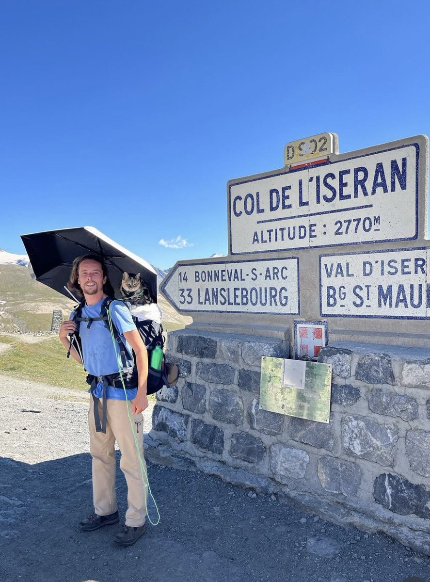 Bertina's tweet photo. Willy en zijn poes Jamy liepen in vier maanden de GR5. Gisteren kwamen ze aan in Nice. Op Instagram zag je Jamy’s verhaal. Ik ga Willy’s verhaal vertellen. Op basis van zijn updates via whatsapp schrijf ik een boek.

#gr5 #bookstagram #catsofinstagram #jamytheadventurecat https://t.co/OxL0KzE8dG