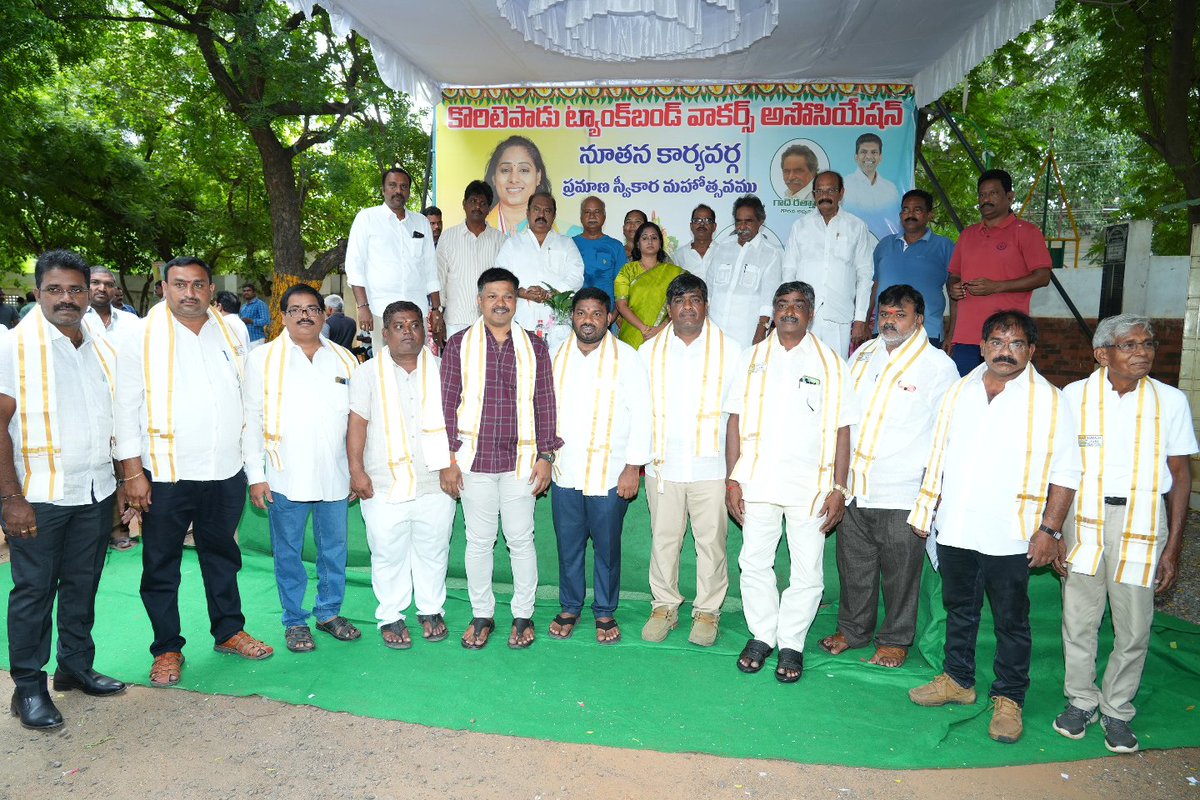 galla_madhavi's tweet photo. 44 డివిజన్ కొరిటెపాడు వాకింగ్ ట్రాక్ పార్క్ నందు నూతన కమిటీ ప్రమాణ స్వీకార కార్యక్రమంలో పాల్గొన్న గుంటూరు పశ్చిమ నియోజకవర్గం ఎమ్మెల్యే శ్రీమతి గళ్లా మాధవి గారు..
#koritepaduwalkingtrack #koritepadu #guntur #gunturwest #GallamadhaviMLA #gallamadhavi #galla #tdp #bjp #janasena #cbn #pawankalyan #modi #naralokesh #AndhraPradesh