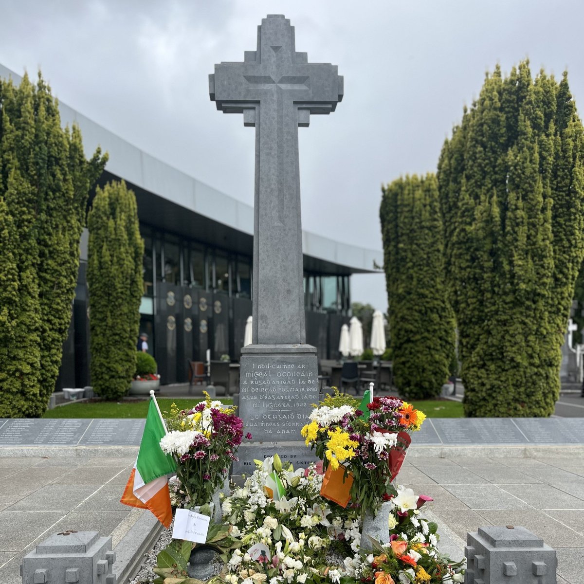 ExpGlasnevin's tweet photo. #OTD 1922, Michael Collins was laid to rest in #GlasnevinCemetery. His funeral was the largest in the history of the cemetery. 

Today, 102 years later, his grave remains the most visited in the cemetery, with flowers and other tributes being left at his graveside each day. https://t.co/t15RKCcwHQ