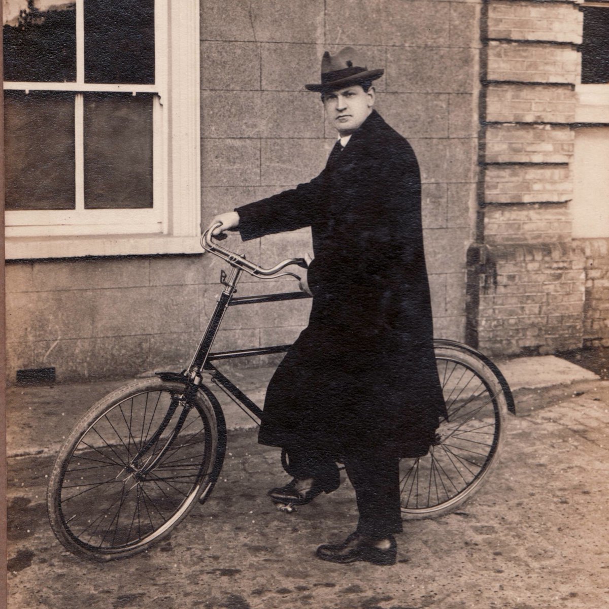 ExpGlasnevin's tweet photo. #OTD 1922, Michael Collins was laid to rest in #GlasnevinCemetery. His funeral was the largest in the history of the cemetery. 

Today, 102 years later, his grave remains the most visited in the cemetery, with flowers and other tributes being left at his graveside each day. https://t.co/t15RKCcwHQ